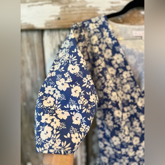 Karlie Blue & White Floral Wrap Dress size small Puff sleeves - Picture 4 of 10
